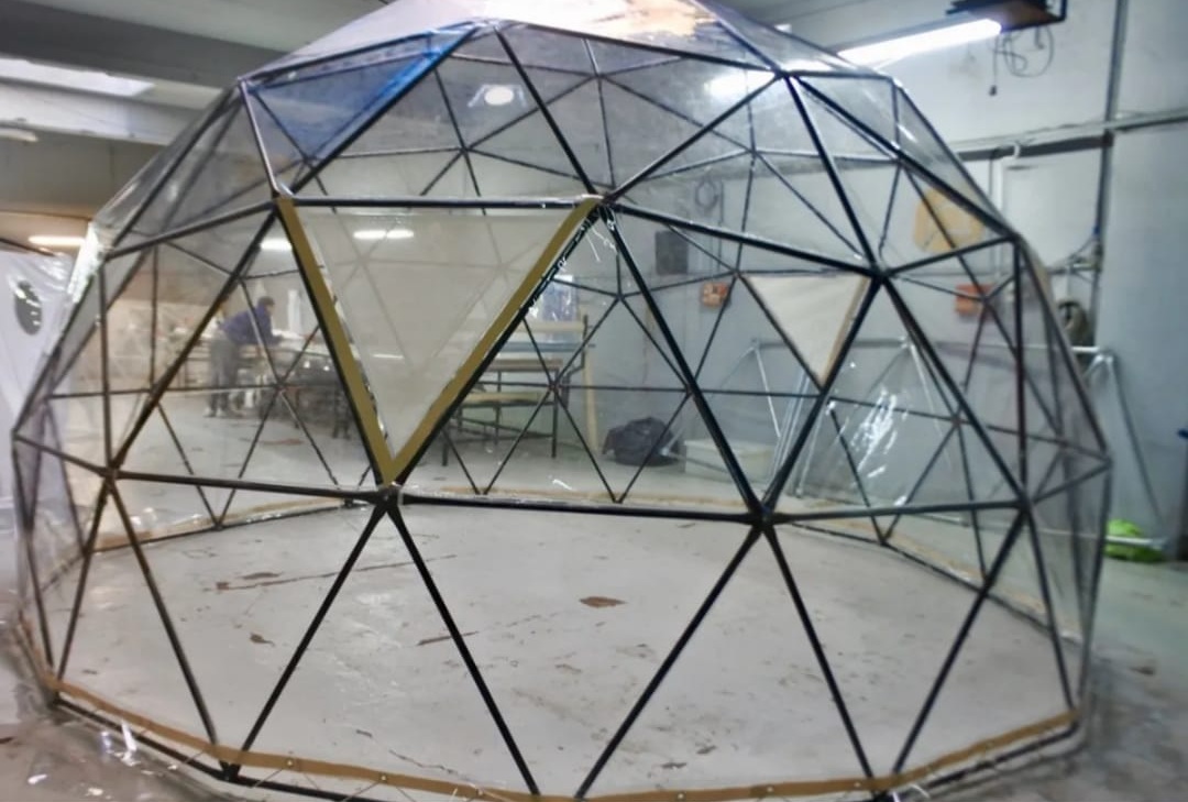 Vista general de eventos con carpas montadas