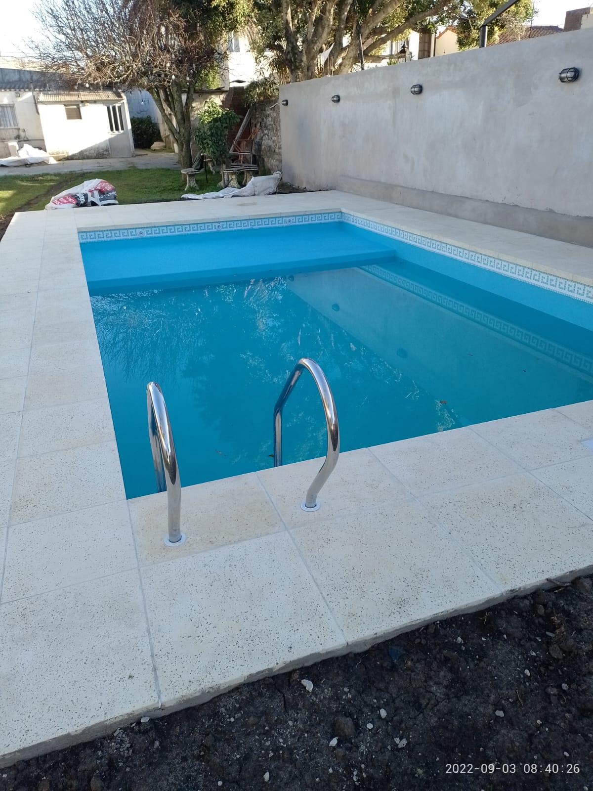 Piscina moderna con acabados de lujo
