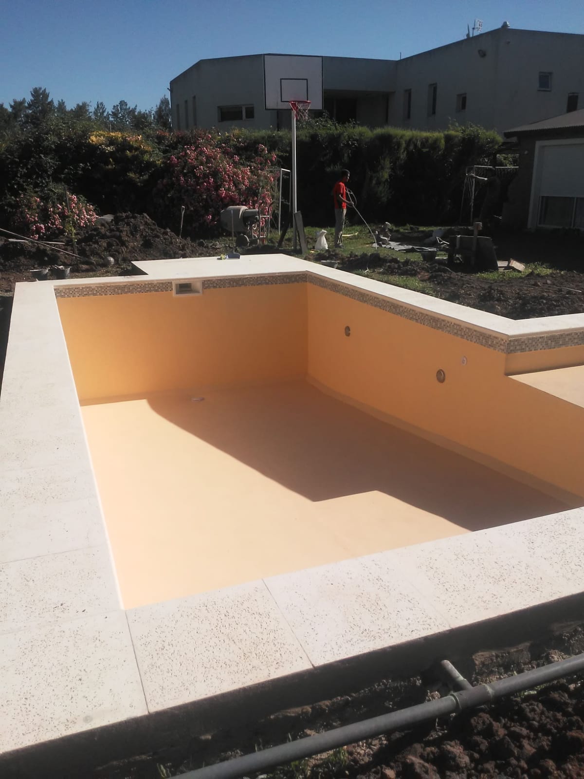 Detalle de terminaciones de piscina