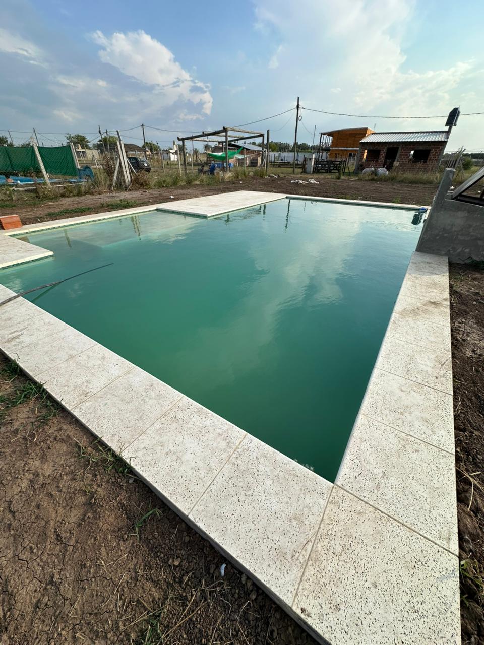 Piscina familiar con área de recreación