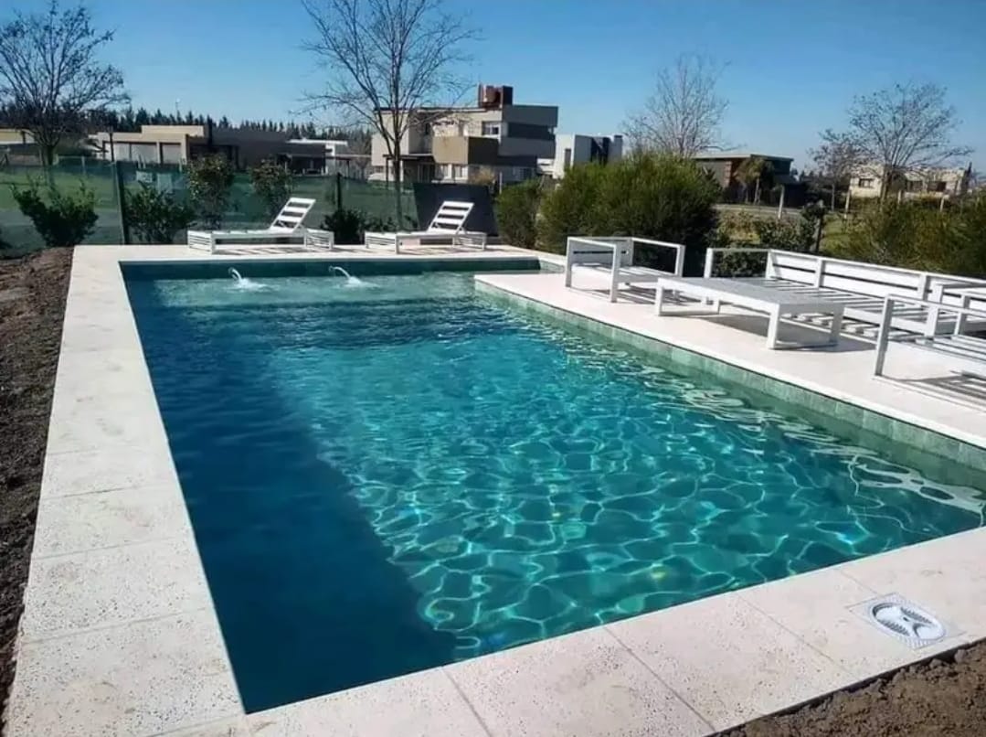 Piscina moderna con iluminación LED