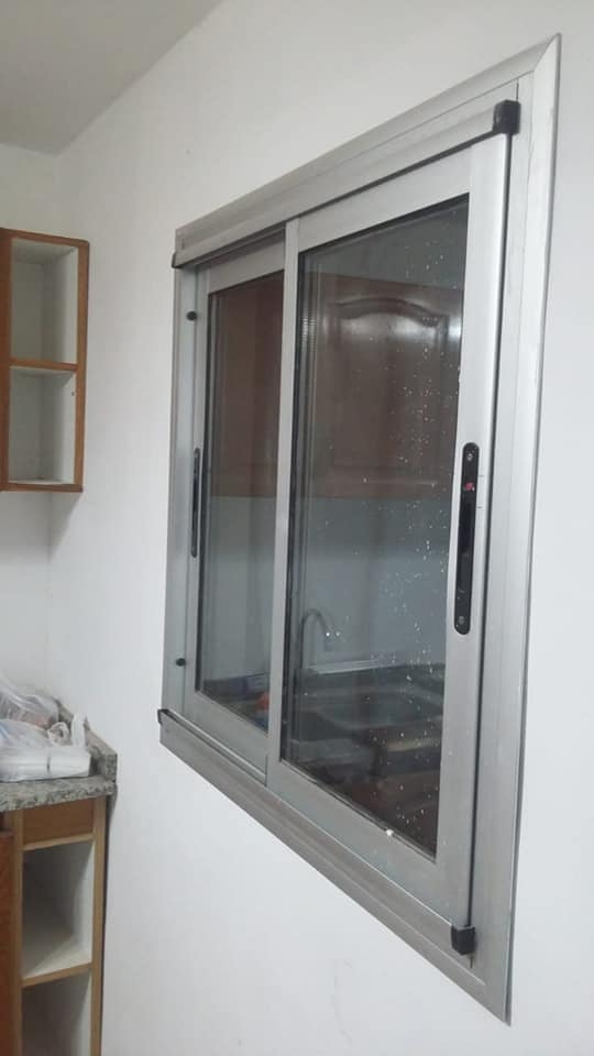 Ventana batiente aluminio blanco